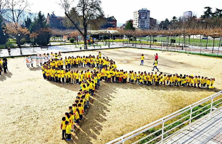 Alumnos del colegio Inés Suárez forman el lazo amarillo del día contra el cáncer infantil Alumnos del colegio Inés Suárez forman el lazo amarillo del día contra el cáncer infantil