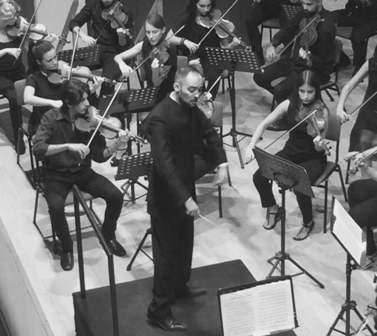 Iñaki Borrego dirige la orquesta durante el concierto Fin de Carrea en el Conservatorio Superior de Málaga Iñaki Borrego dirige la orquesta durante el concierto Fin de Carrea en el Conservatorio Superior de Málaga