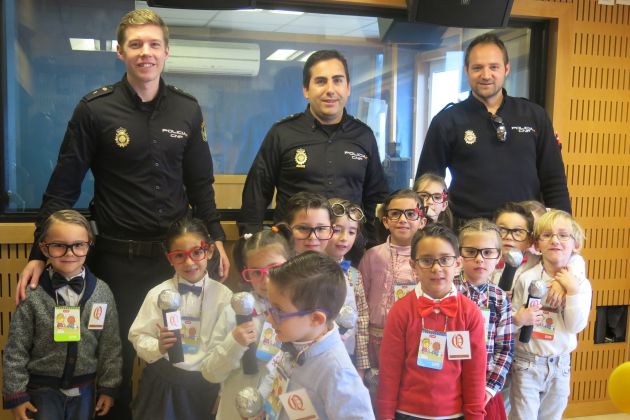 La Policía Nacional, tras ser entrevistada por los locutores de Radio Quintanilla La Policía Nacional, tras ser entrevistada por los locutores de Radio Quintanilla