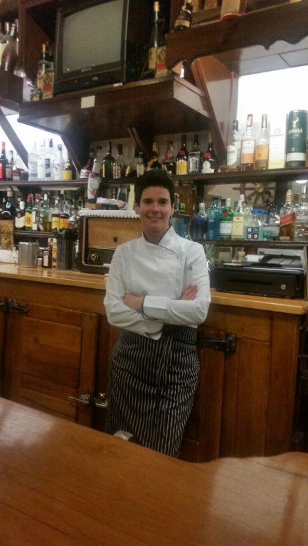 Pili Manterola, del 'Restaurante iribar' de Getaria, en la barra del establecimiento hostelero Pili Manterola, del 'Restaurante iribar' de Getaria, en la barra del establecimiento hostelero