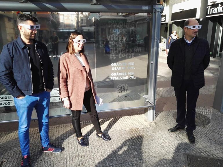 La concejala y el responsable de Autobuses Urbanos con las gafas La concejala y el responsable de Autobuses Urbanos con las gafas