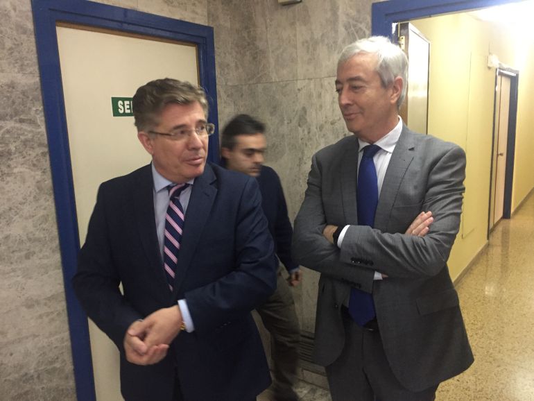 Los gerentes salen de la reunión con los alcaldes celebrada en Atención Primaria Los gerentes salen de la reunión con los alcaldes celebrada en Atención Primaria