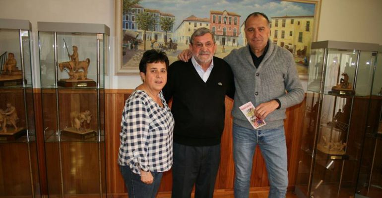 El pregonero entre la concejala de Festejos, Conchi Zarco y el alcalde, José Manuel López Carrizo El pregonero entre la concejala de Festejos, Conchi Zarco y el alcalde, José Manuel López Carrizo