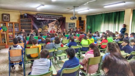 Momento de la mesa redonda con antiguos maestros y maestras del centro Momento de la mesa redonda con antiguos maestros y maestras del centro
