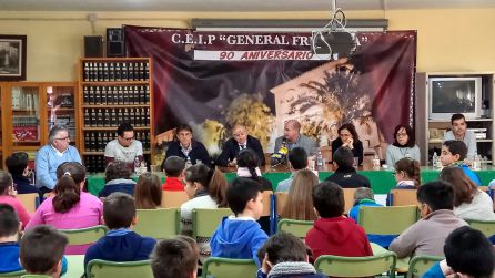 Momento de la mesa redonda con antiguas alumnas y alumnos del centro Momento de la mesa redonda con antiguas alumnas y alumnos del centro