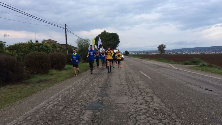 Los relevistas iniciando la carrera en favor de la investigación para las enfermedades raras Los relevistas iniciando la carrera en favor de la investigación para las enfermedades raras
