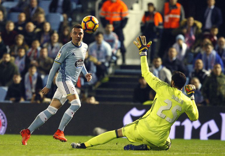 Iago Aspas pica el balón ante Sirigu Iago Aspas pica el balón ante Sirigu