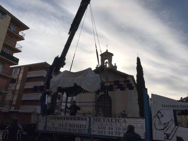 Trono del Cristo del Mercado a su llegada al barrio