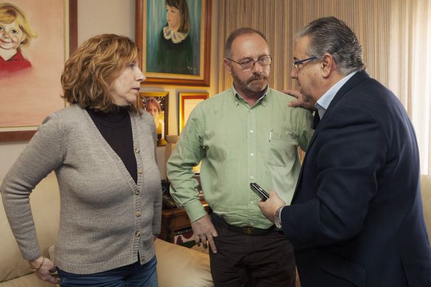 Fotografía facilitada por el Ministerio de Interior del ministro ,Juan Ignacio Zoido,durante la visita que realizó a los padres de Marta del Castillo, Antonio del Castillo y su mujer, Eva, en su domicilio para informarles de la búsqueda del cadaver de su hija que el barco de la Armada está realizando en la Dársena del Guadalquivir. del Interior Fotografía facilitada por el Ministerio de Interior del ministro ,Juan Ignacio Zoido,durante la visita que realizó a los padres de Marta del Castillo, Antonio del Castillo y su mujer, Eva, en su domicilio para informarles de la búsqueda del cadaver de su hija que el barco de la Armada está realizando en la Dársena del Guadalquivir. del Interior