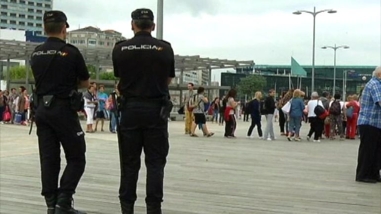 Agentes de la Policía Nacional en ona del Puerto de Vigo Agentes de la Policía Nacional en ona del Puerto de Vigo