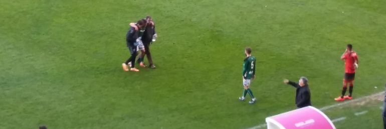 Momento en el que Jokin Esparza abandona el partido lesionado en la rodilla Momento en el que Jokin Esparza abandona el partido lesionado en la rodilla