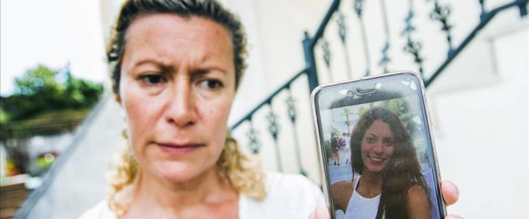 La madre de Diana Quer con una foto de su hija La madre de Diana Quer con una foto de su hija