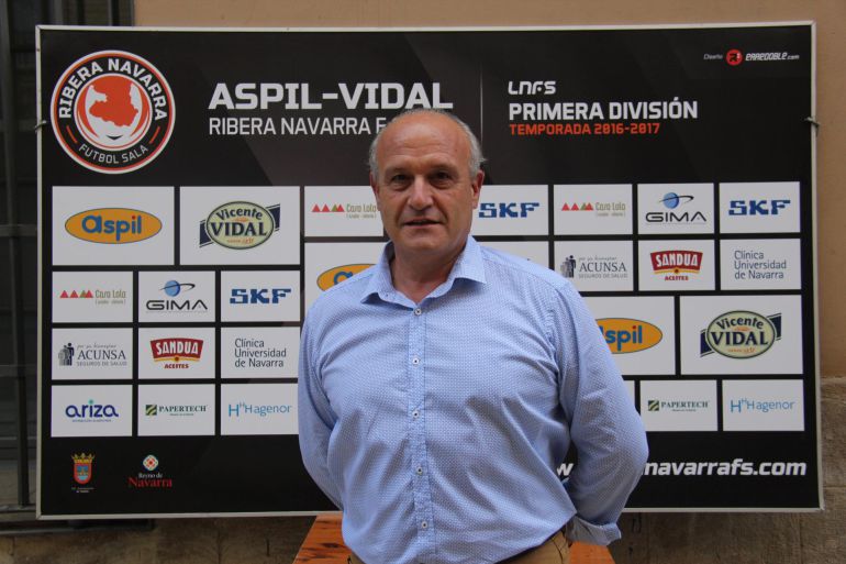 El presidente posa en un acto del club El presidente posa en un acto del club