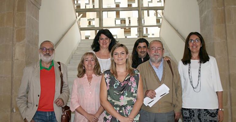 La alcaldesa de Baeza, Lola Marín (centro), junto a miembros del jurado de la última edición del concurso. La alcaldesa de Baeza, Lola Marín (centro), junto a miembros del jurado de la última edición del concurso.