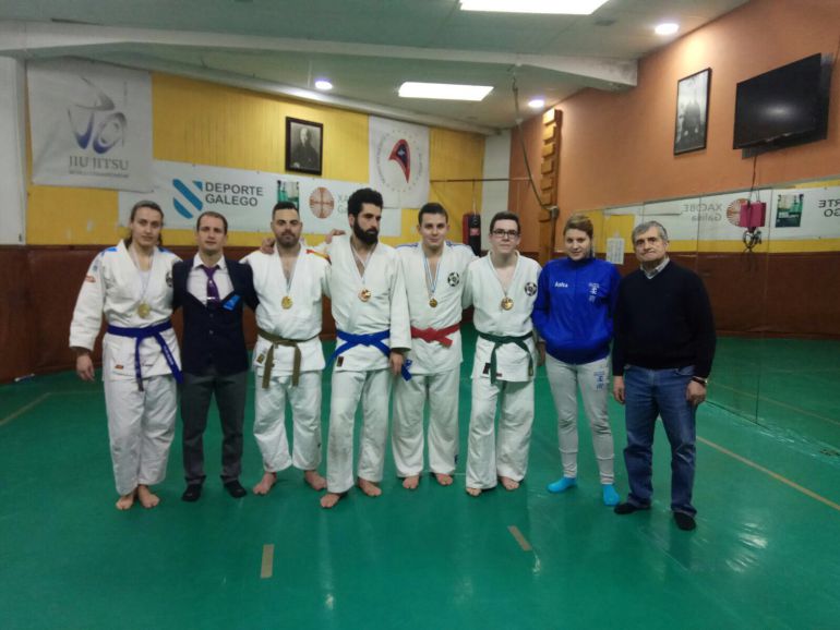 Deportistas del Marbel Ourense, en el Campoenato Gallego, con su Maestro Montero Deportistas del Marbel Ourense, en el Campoenato Gallego, con su Maestro Montero