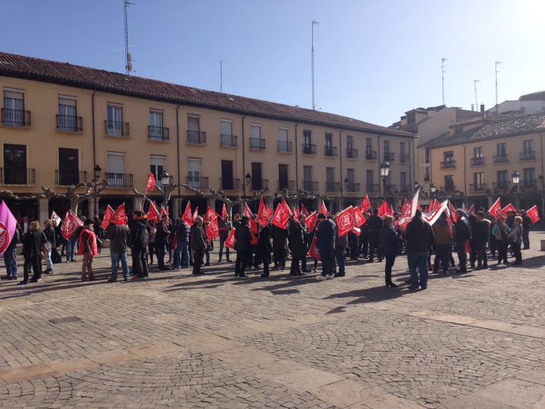Concentración de los sindicatos en la Plaza Mayor en apoyo a los compañeros despedidos Concentración de los sindicatos en la Plaza Mayor en apoyo a los compañeros despedidos