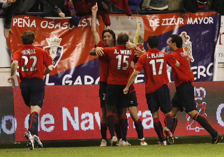 Nekounam celebra con sus compañeros su gol para la Historia rojilla Nekounam celebra con sus compañeros su gol para la Historia rojilla