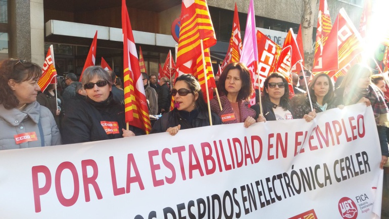Los manifestantes, congregados por CCOO y UGT, frente a la sede de Cepyme Aragón Los manifestantes, congregados por CCOO y UGT, frente a la sede de Cepyme Aragón