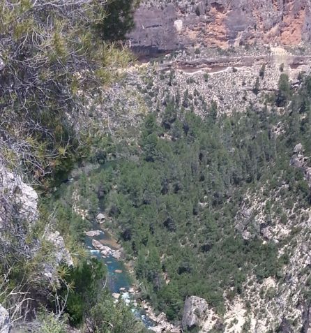 El abrigo se encuentra en un lugar muy escarpado. El abrigo se encuentra en un lugar muy escarpado.