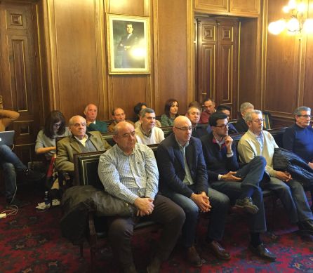 El público, vinculado en su mayoría al PP, ha llenado el salón desde el inicio del pleno El público, vinculado en su mayoría al PP, ha llenado el salón desde el inicio del pleno