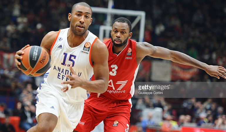 Jayson Granger controla el balón durante un partido con el Anadolu Efes. Jayson Granger controla el balón durante un partido con el Anadolu Efes.