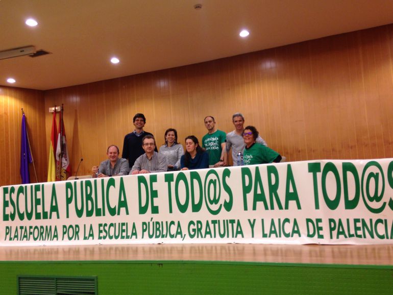 Participantes en el acto por la Educación Pública en Palencia