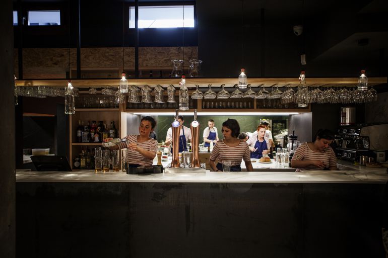 Vista de la barra de Topa Sukalderia, el nuevo restaurante de Andoni Luis Aduriz. Vista de la barra de Topa Sukalderia, el nuevo restaurante de Andoni Luis Aduriz.