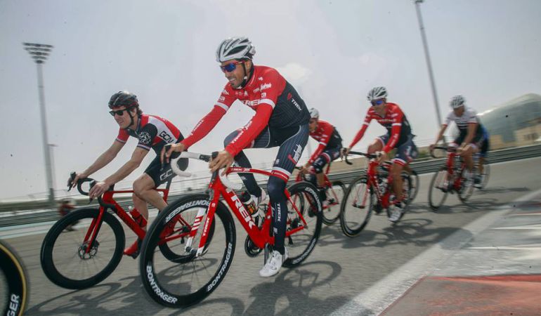 Contador rodando con sus compañeros de Trek en el circuito de Formula 1 de Yas Marina Contador rodando con sus compañeros de Trek en el circuito de Formula 1 de Yas Marina