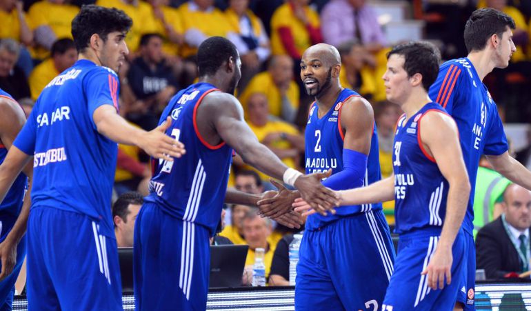 Los jugadores del Efes felicitan a Thomas Heurtel tras culminar una jugada. Los jugadores del Efes felicitan a Thomas Heurtel tras culminar una jugada.