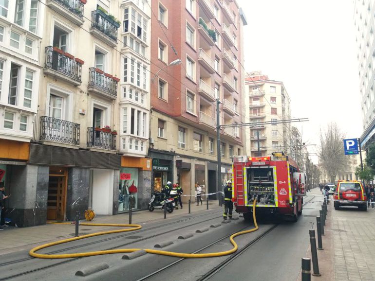 Un incendio en un piso obliga a cortar el tranvía cuatro horas en Vitoria