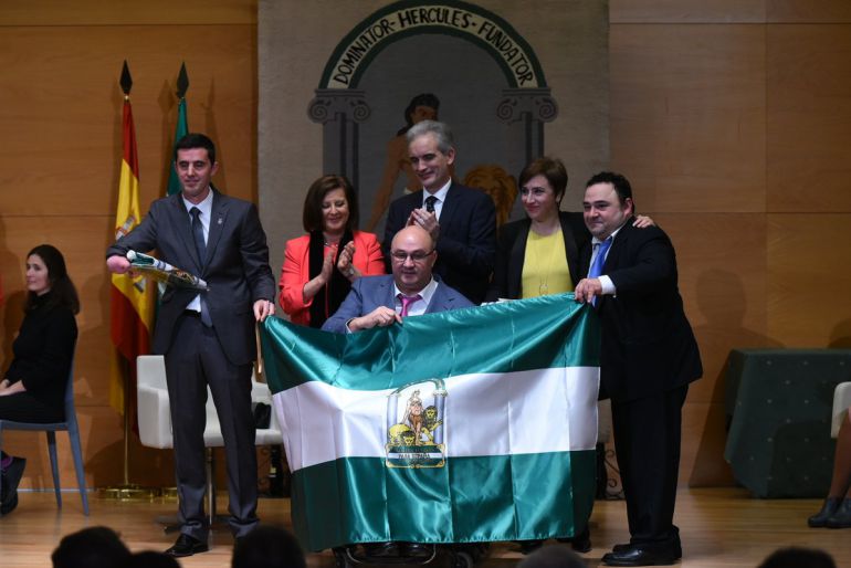 Entrega de la Bandera de Andalucía a los deportistas paralímpicos que participaron en los Juegos de Río de Janeiro. Entrega de la Bandera de Andalucía a los deportistas paralímpicos que participaron en los Juegos de Río de Janeiro.