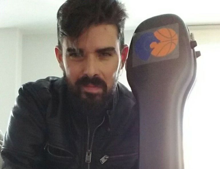David Prado con la funda de su guitarra con el escudo del Breogán David Prado con la funda de su guitarra con el escudo del Breogán