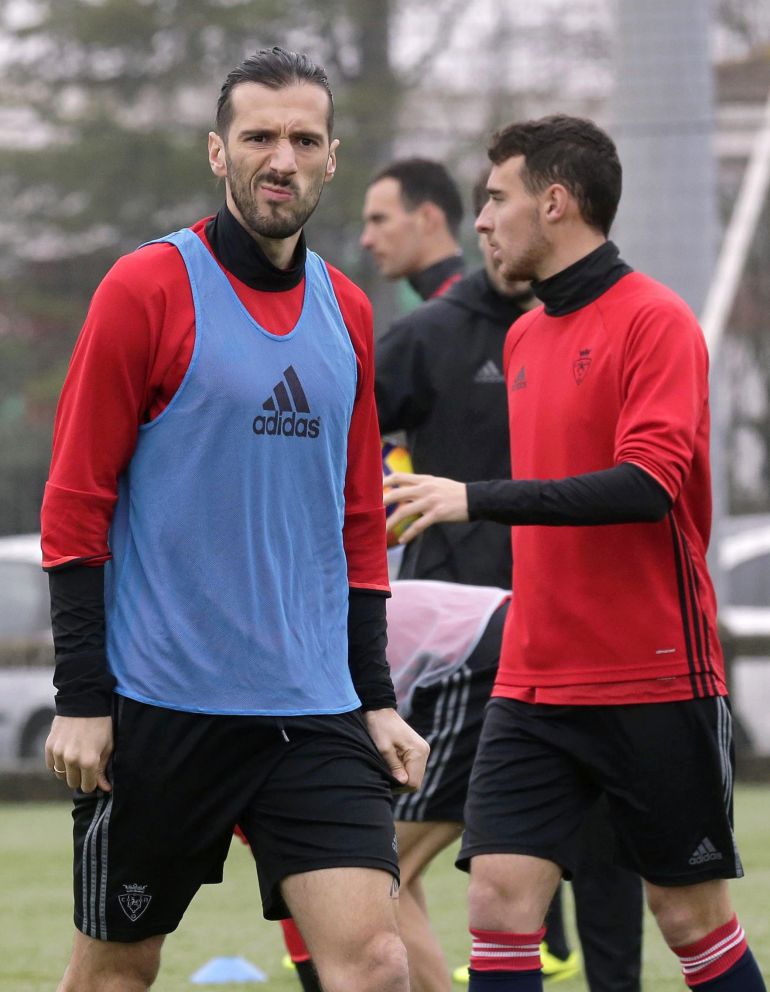 El defensa central de Osasuna, Nikola Vujadinovic durante el entrenamiento El defensa central de Osasuna, Nikola Vujadinovic durante el entrenamiento