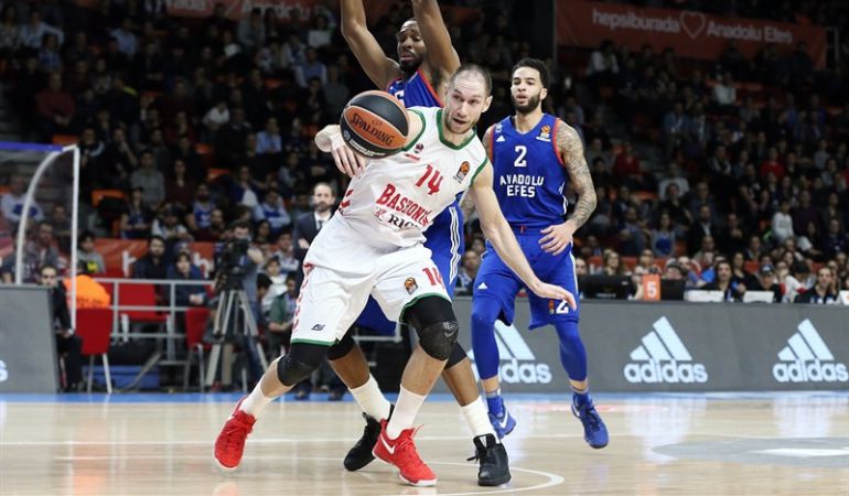 Kim Tillie sufrió mucho con los interiores del Anadolu Efes. Kim Tillie sufrió mucho con los interiores del Anadolu Efes.
