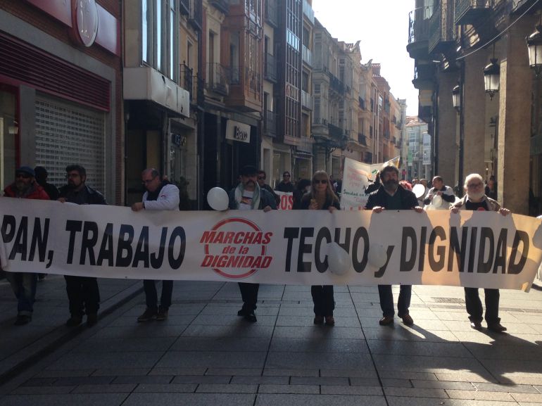 Cabecera de la marcha que ha recorrido el centro de Palencia Cabecera de la marcha que ha recorrido el centro de Palencia