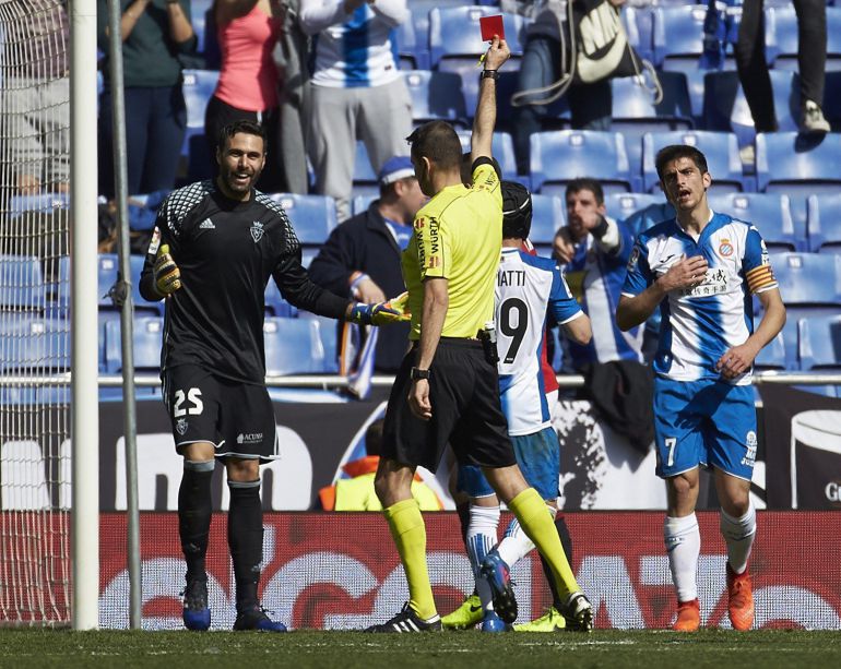 Clos Gómez muestra la tarjeta roja al defensa de Osasuna Oier Sanjurjo ante la protesta de Sirigu Clos Gómez muestra la tarjeta roja al defensa de Osasuna Oier Sanjurjo ante la protesta de Sirigu