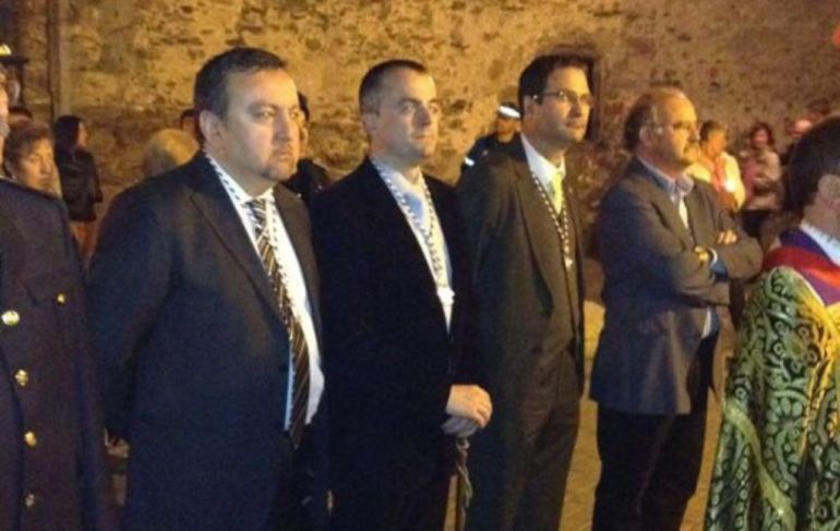 Luis Antonio Moreno,en el centro de la imagen presidiendo una procesión y acompañado de otros concejales de la anterior corporación Luis Antonio Moreno,en el centro de la imagen presidiendo una procesión y acompañado de otros concejales de la anterior corporación