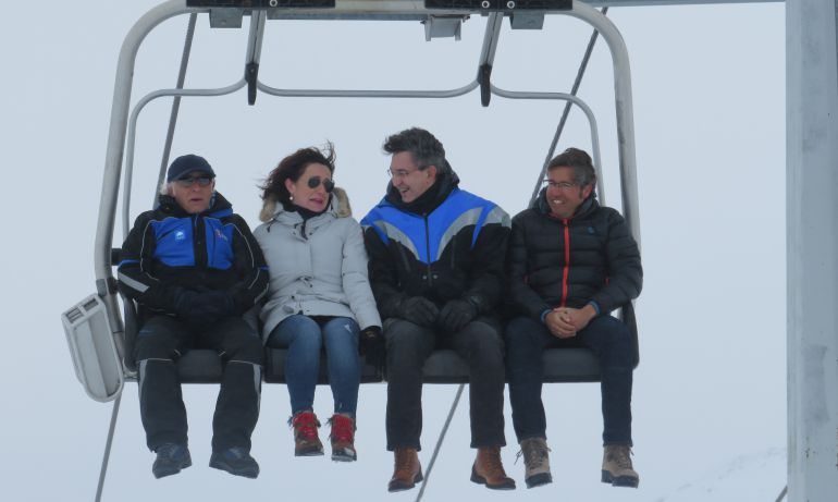 El presidente de la Diputación, Juan Martínez Majo, compañado por varios diputados en un telesilla de San Isidro El presidente de la Diputación, Juan Martínez Majo, compañado por varios diputados en un telesilla de San Isidro