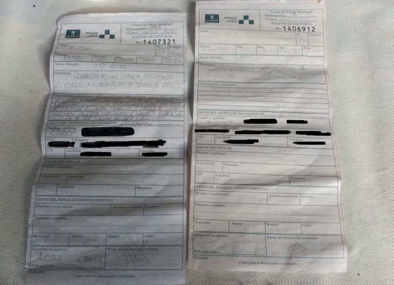 Dos de las denuncias de la policía municipal que han recibido las mujeres en huelga de hambre de Sol. Dos de las denuncias de la policía municipal que han recibido las mujeres en huelga de hambre de Sol.