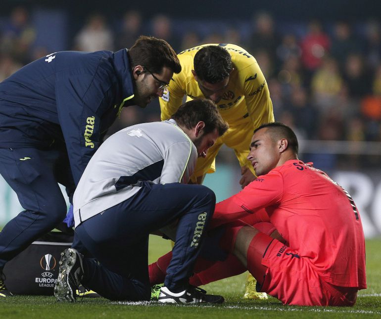 Sergio Asenjo vuelve a lesionarse gravemente por cuarta vez en su carrera. Sergio Asenjo vuelve a lesionarse gravemente por cuarta vez en su carrera.