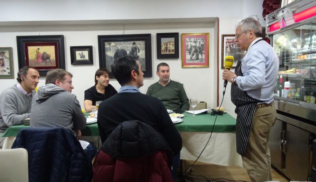 El propietario del Restaurante-Cafetería Donald, Mariano García, de pie haciendo uso de la palabra en la tertulia de Libre y Directo El propietario del Restaurante-Cafetería Donald, Mariano García, de pie haciendo uso de la palabra en la tertulia de Libre y Directo