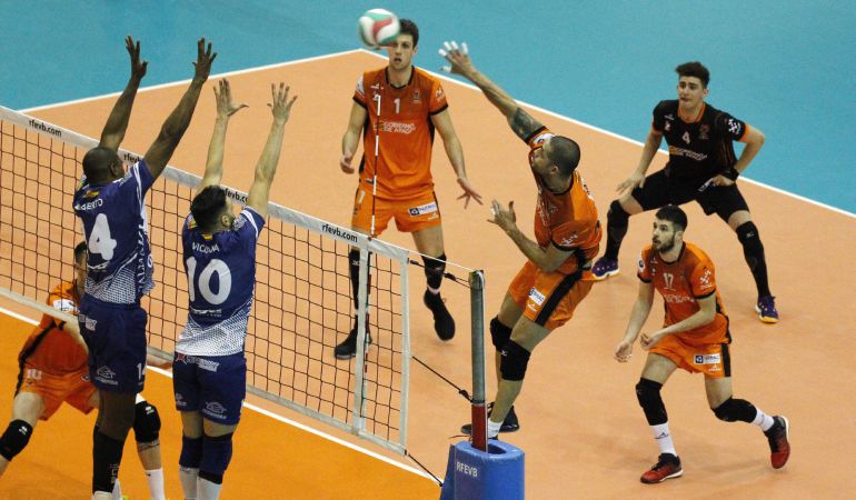 El jugador del CV Teruel Thomas Enrique remata durante la final de la Copa del Rey de Voleibol que Ca'n Ventura Palma y CV Teruel que se disputó en el Pabellón Europa El jugador del CV Teruel Thomas Enrique remata durante la final de la Copa del Rey de Voleibol que Ca'n Ventura Palma y CV Teruel que se disputó en el Pabellón Europa