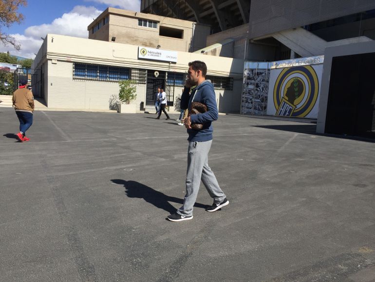 Lolo Ortiz saliendo del estadio Rico Pérez Lolo Ortiz saliendo del estadio Rico Pérez