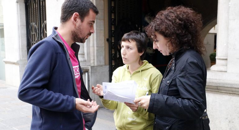 Lluc Salellas (esquerre) i Laia Pèlach (centre), regidors de la CUP a l'Ajuntament de Girona. Lluc Salellas (esquerre) i Laia Pèlach (centre), regidors de la CUP a l'Ajuntament de Girona.