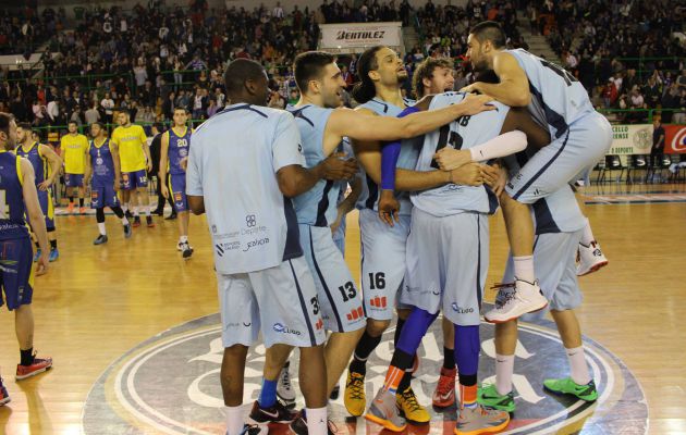 La plantilla del Breogán abrazando a Samb en un encuentro en Ourense La plantilla del Breogán abrazando a Samb en un encuentro en Ourense