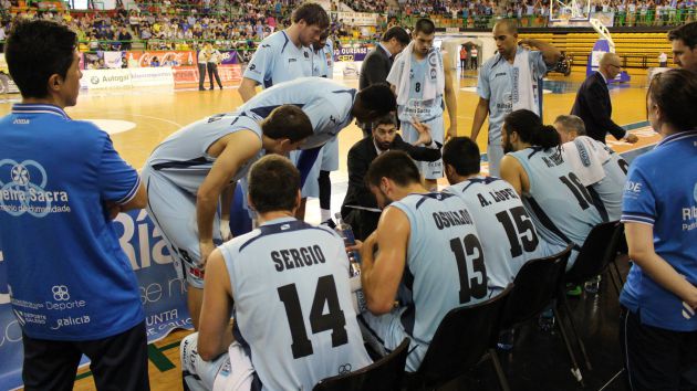 Lisardo Gómez dando instrucciones a sus jugadores en un partido en Ourense Lisardo Gómez dando instrucciones a sus jugadores en un partido en Ourense