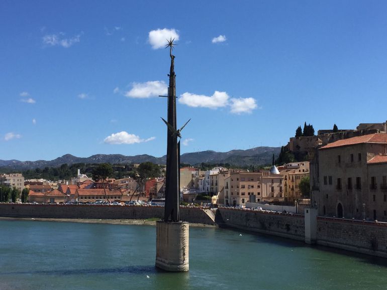 El monument franquista de la Batalla de l'Ebre del mig del riu a Tortosa es situa a sobre de la pilastra de l'antic pont de la Cinta. El monument franquista de la Batalla de l'Ebre del mig del riu a Tortosa es situa a sobre de la pilastra de l'antic pont de la Cinta.