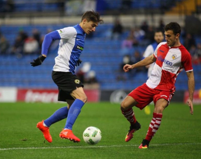 Jesus Berrocal intenta superar a un jugador del Sabadell Jesus Berrocal intenta superar a un jugador del Sabadell