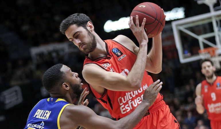 El escolta del Valencia Basket, Joan Sastre (d), con el balón ante el escolta estadounidense del Khimki Moscow Region, Jacob Pullen, durante la disputa del primer encuentro de los cuartos de final de la Eurocopa, disputado esta noche en el pabellón de la Fuente de San Luis de Valencia. El escolta del Valencia Basket, Joan Sastre (d), con el balón ante el escolta estadounidense del Khimki Moscow Region, Jacob Pullen, durante la disputa del primer encuentro de los cuartos de final de la Eurocopa, disputado esta noche en el pabellón de la Fuente de San Luis de Valencia.