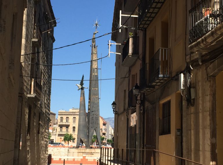El monument de la Batallade l'Ebre va ser inaugurat pel dictador Francisco Franco l'any 1966. El monument de la Batallade l'Ebre va ser inaugurat pel dictador Francisco Franco l'any 1966.